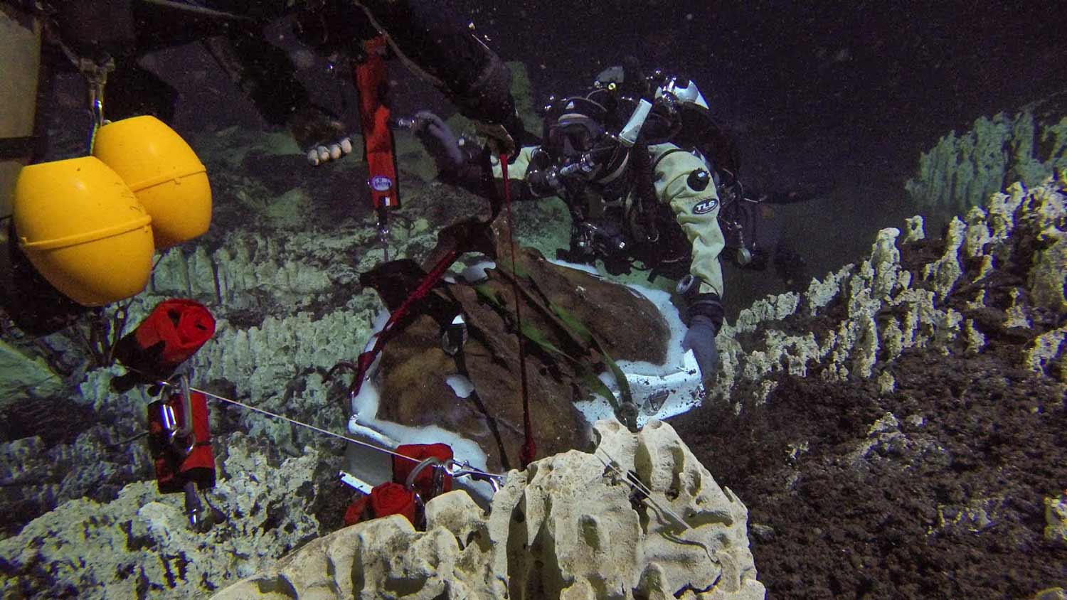 潜水员从洞穴底部抬起骨盆