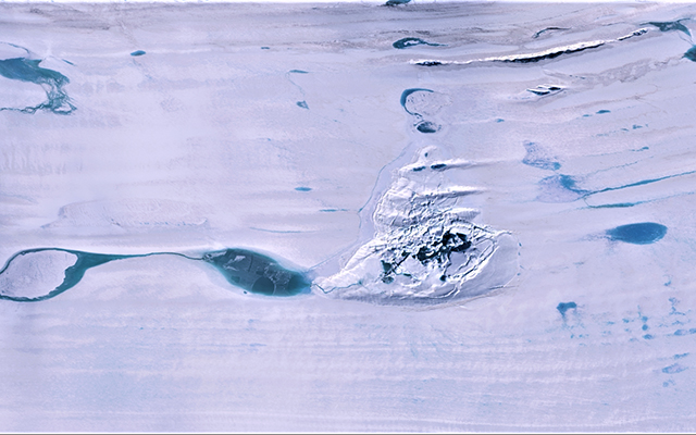 陆地卫星8号拍摄的南极岛与夏季融水的图像
