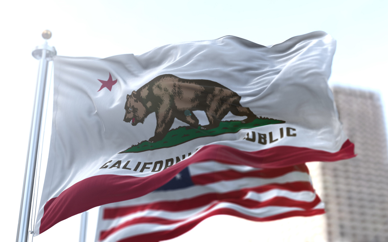 CA国旗和美国国旗