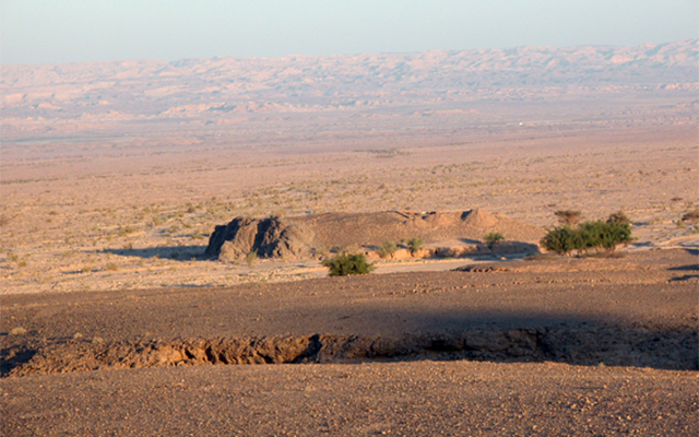 约旦沙漠Tel Tifdan露出地表的全景图，在那里出土的文物用于研究地球磁场