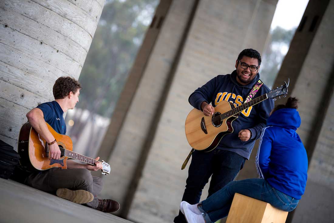 学生在校园里演奏乐器。