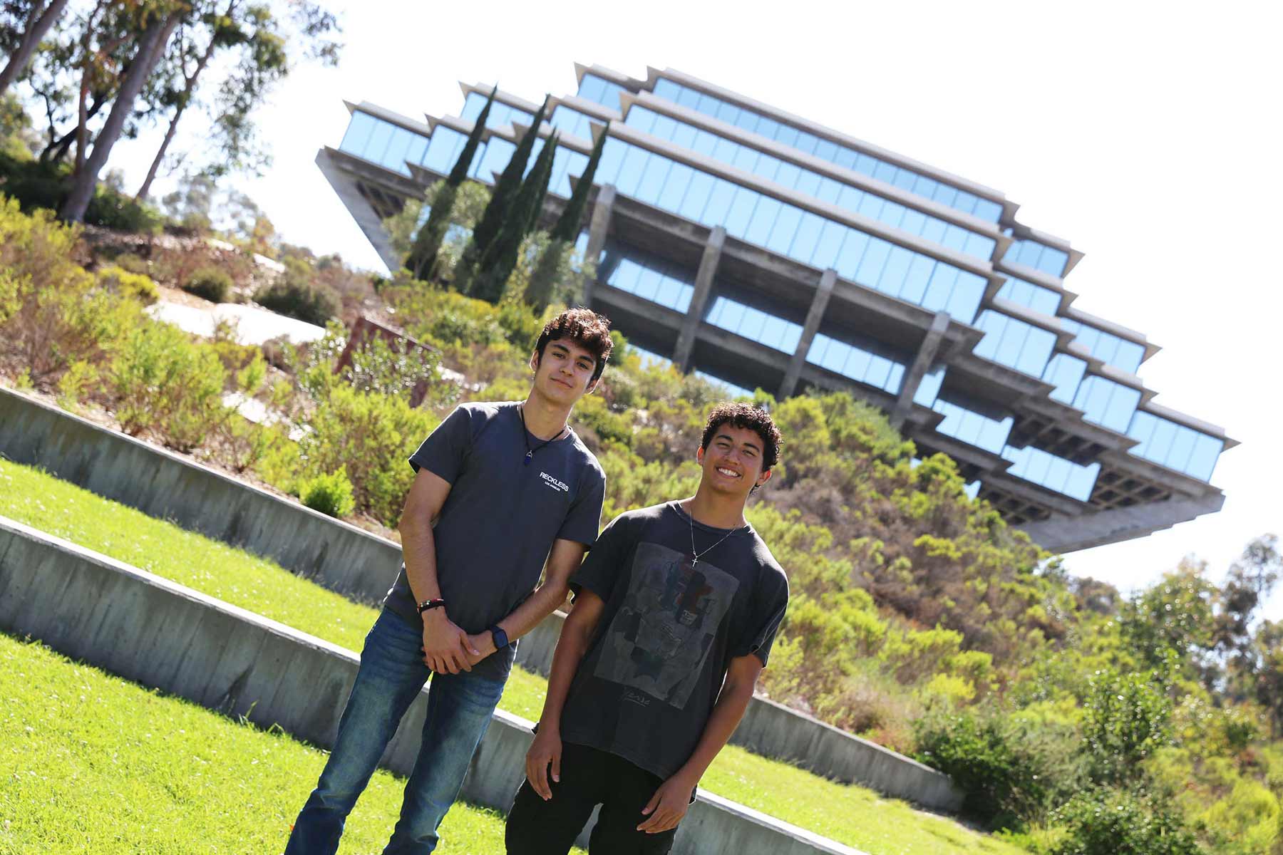 José Eduardo Martín Llamas和Nicolas Mosqueda在机械工程教授James Friend的实验室里度过了一个夏天。