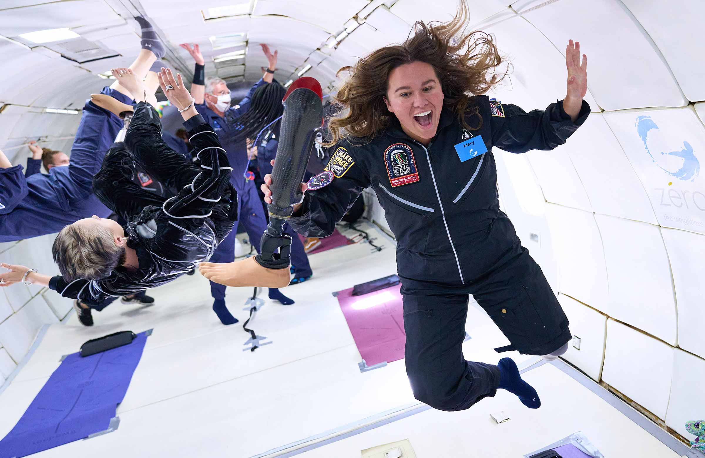 AstroAccess大使玛丽·库珀在零重力飞行上。