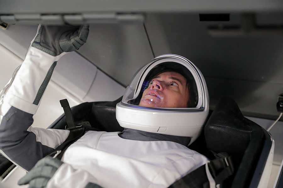 梅根在美国宇航局训练。