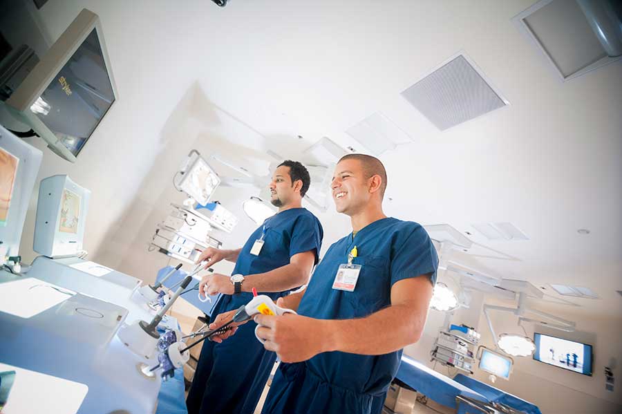 加州大学圣地亚哥分校医学院未来病人护理中心的医学学生。