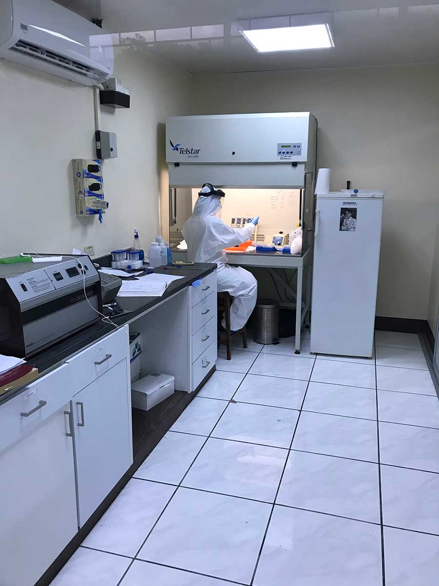 尼加拉瓜研究员从医疗保健工作者测试样品。