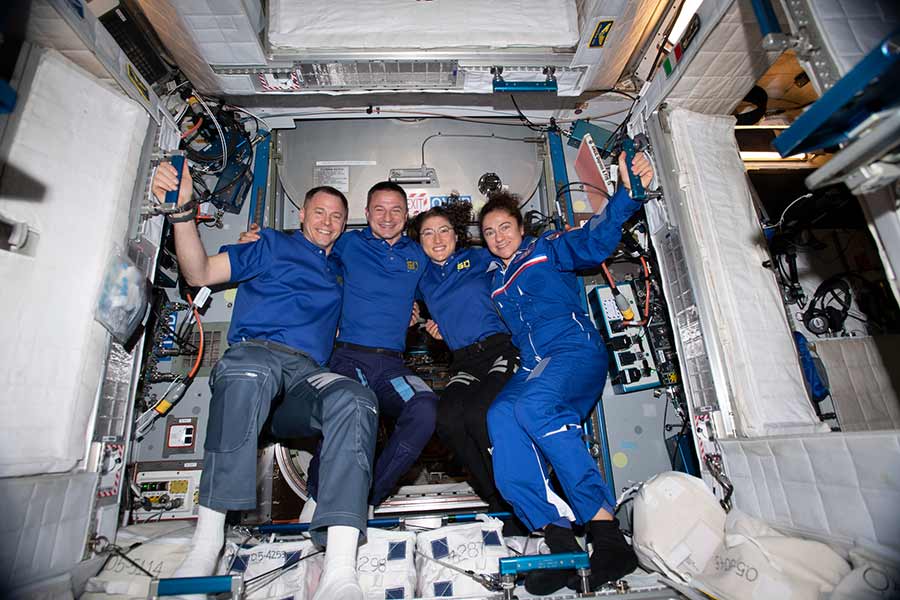 宇航员在空间站摆姿势拍照