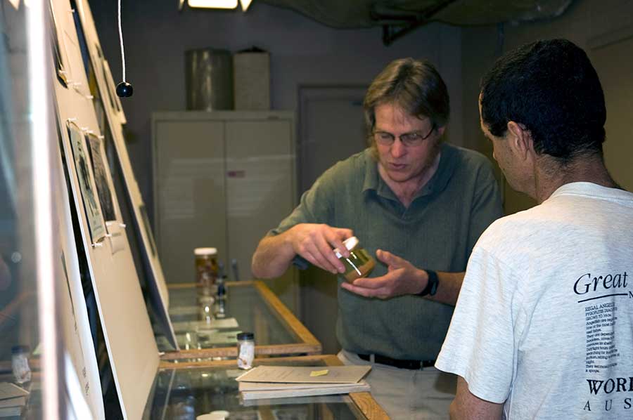 远洋无脊椎动物收藏馆长马克·奥曼带领参观。