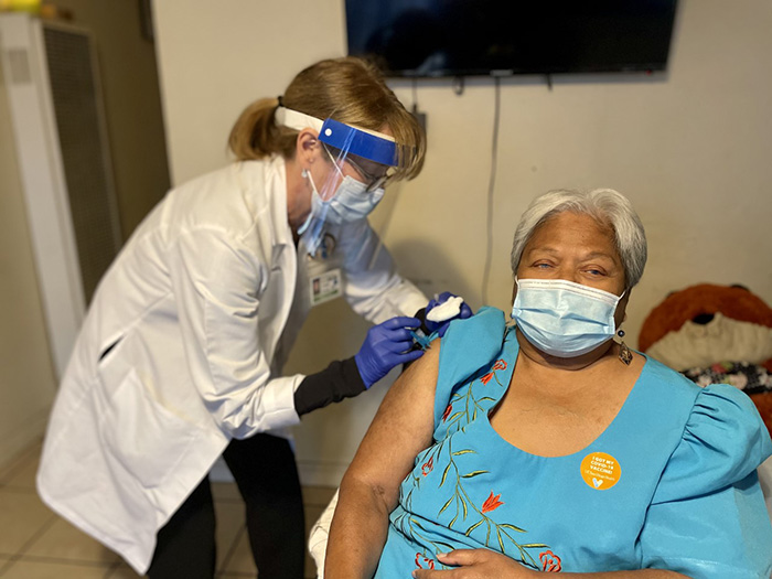 Brenda Tanoi接受了她的第二针Moderna疫苗。