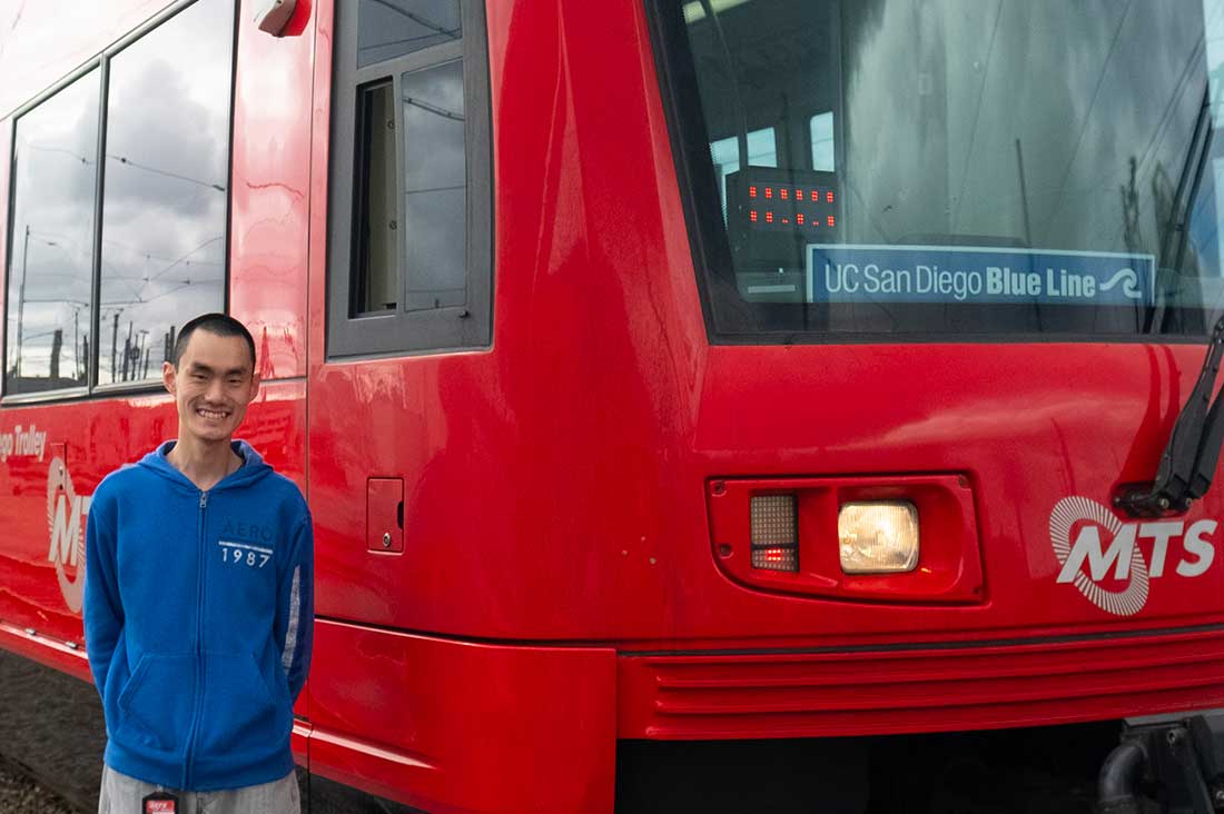 2020届毕业生亨利·王(Henry Wang)是MTS管理岗位培训的列车操作员。