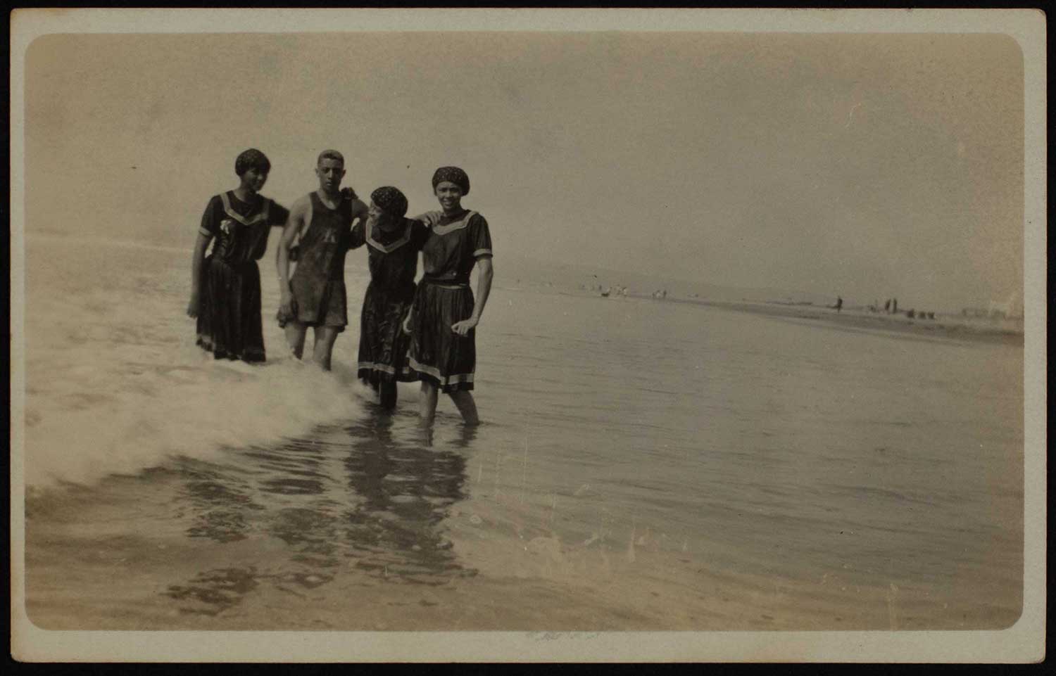一群非裔美国人在海滩上。